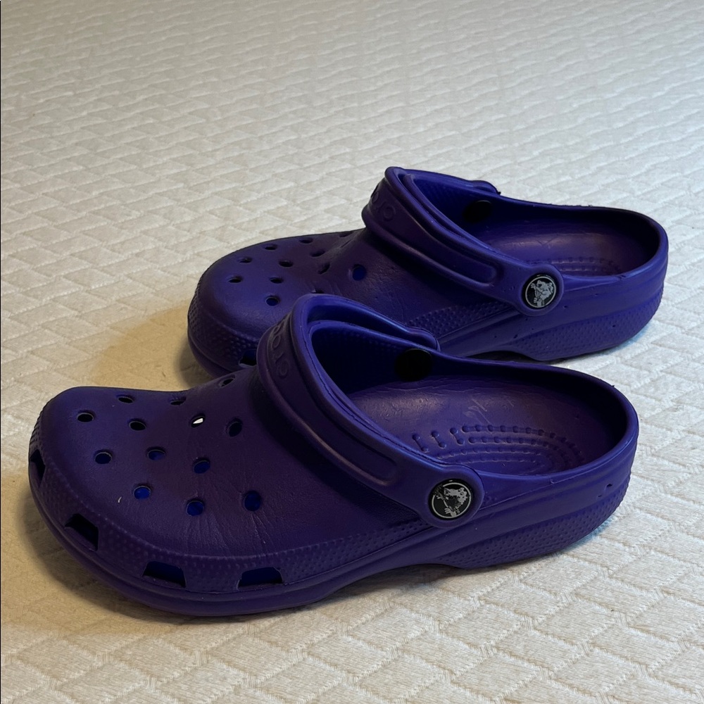 CROCS Vibrant Purple Sandals/clogs, m4 w6